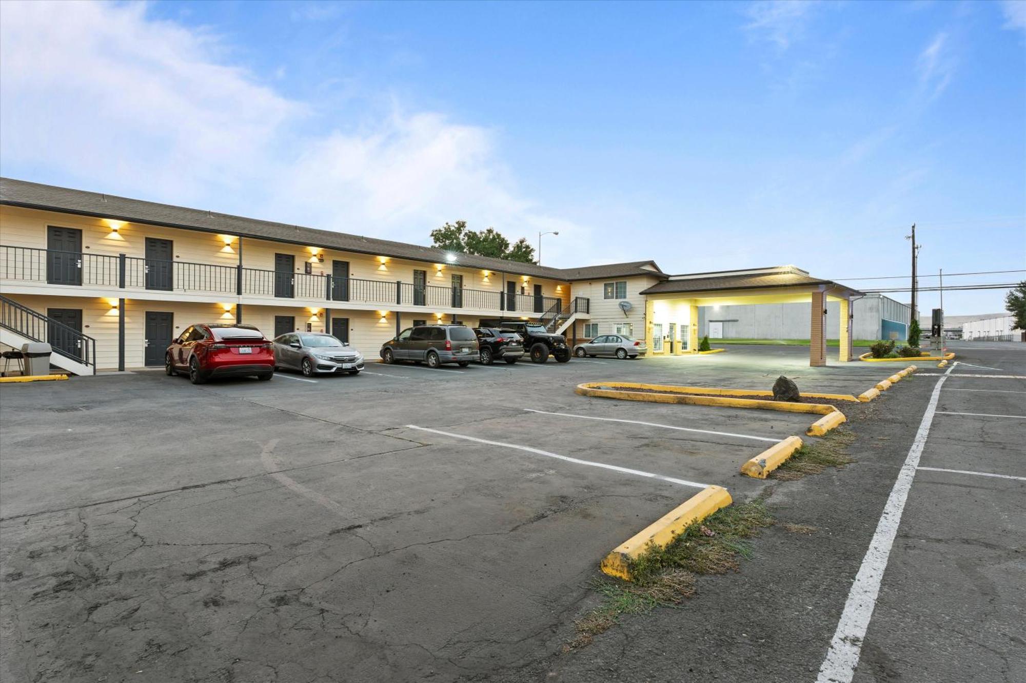 Quincy Inn And Suites מראה חיצוני תמונה