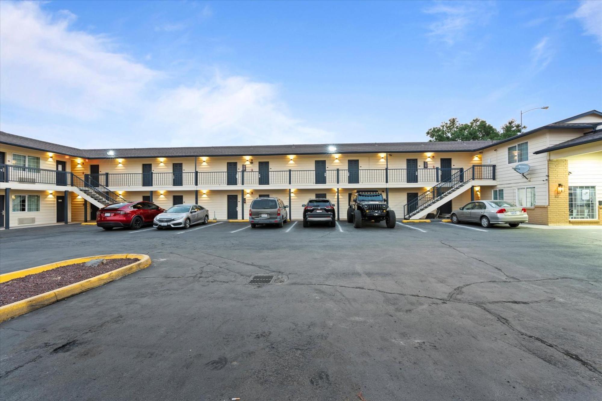 Quincy Inn And Suites מראה חיצוני תמונה