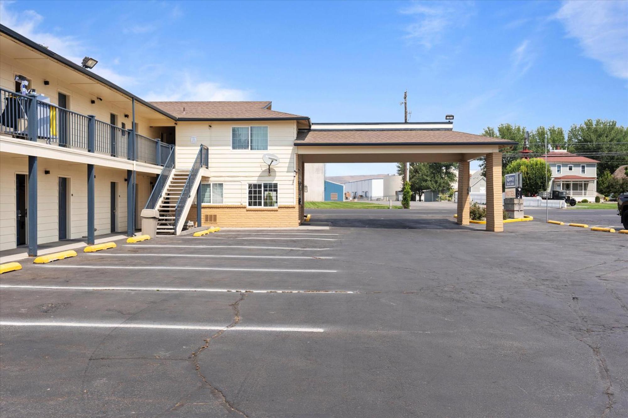 Quincy Inn And Suites מראה חיצוני תמונה